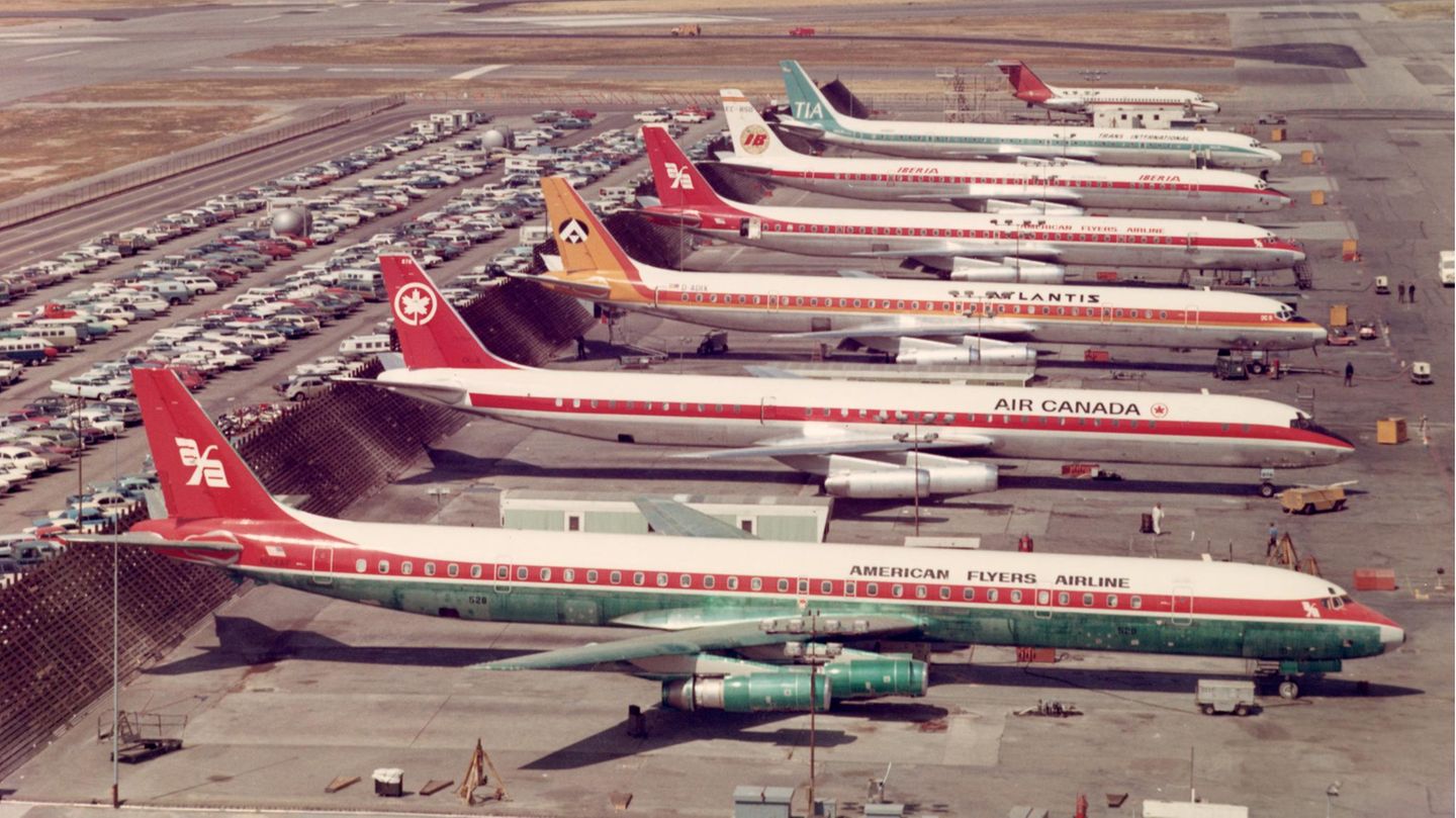 Im Werk von Mc-Donnell Douglas in Long Beach steht die erste fabrikneue DC-8- 63CF mit der Kennung D-ADIX für Atlantis vor der Ablieferung 1970