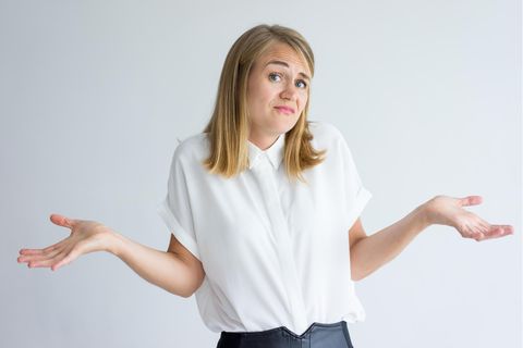 Eine Frau guckt ratlos und verwirrt.