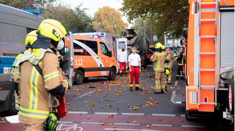 Rettungsarbeiten nach dem Fahrradunfall auf der Berliner Bundesstraße