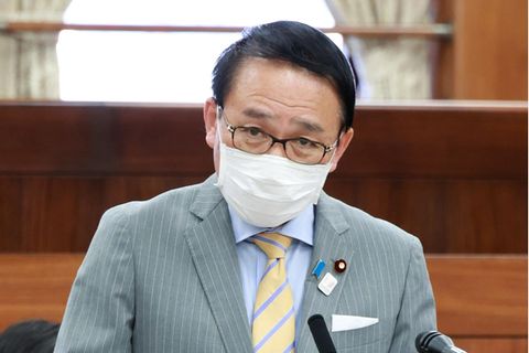 Japans Justizminister Yasuhiro Hanashi mit einer weißen Maske