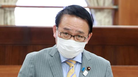 Japans Justizminister Yasuhiro Hanashi mit einer weißen Maske