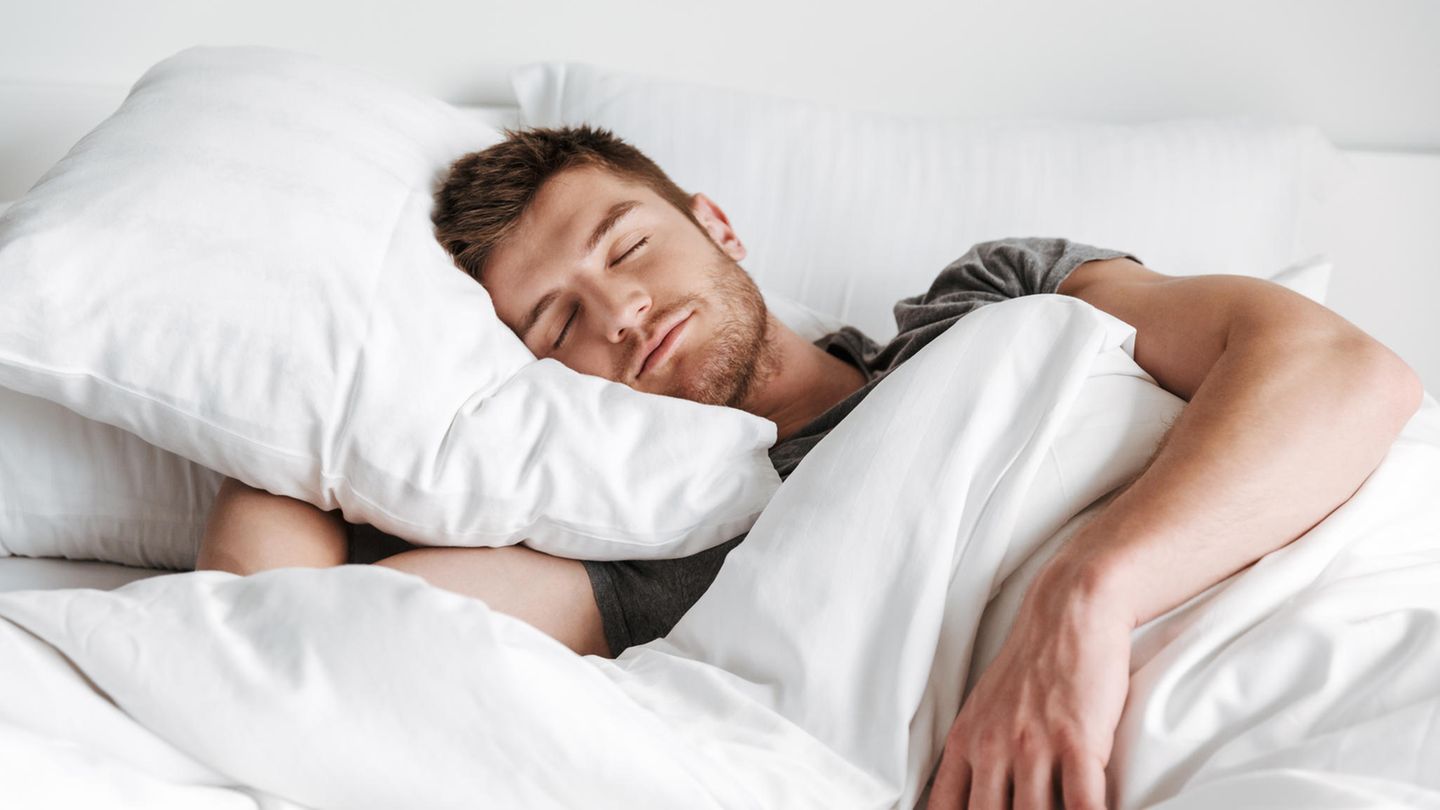Ein Mann schläft in seinem Bett. Ein Mann schläft in seinem Bett.