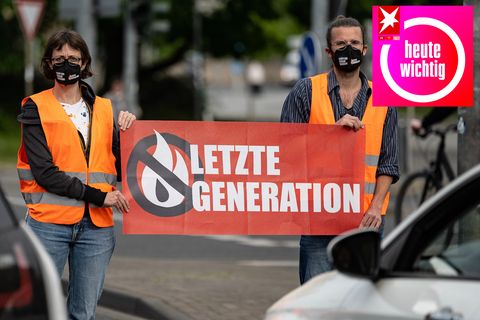 Aktivisten der Gruppe "Letzte Generation" blockieren eine Kreuzung
