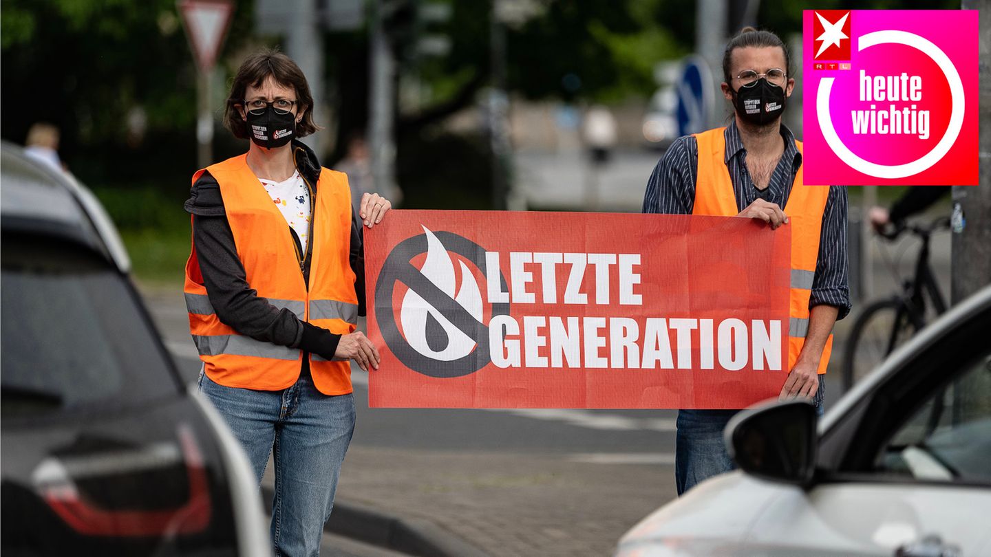 Aktivisten der Gruppe "Letzte Generation" blockieren eine Kreuzung