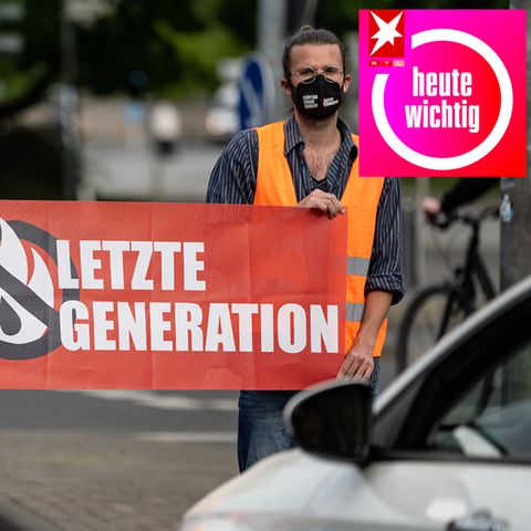 Aktivisten der Gruppe "Letzte Generation" blockieren eine Kreuzung