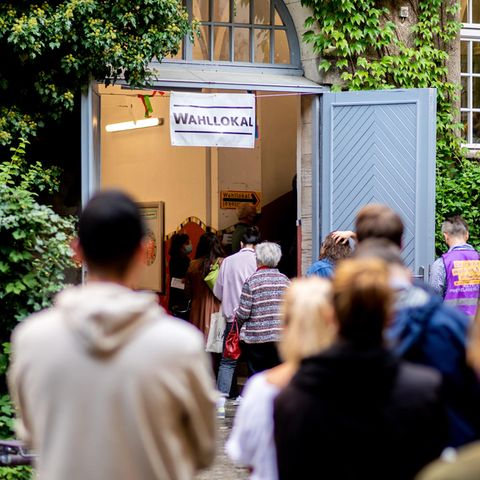 Berlin: Wählerinnen und Wähler warten im Stadtteil Prenzlauer Berg in einer langen Schlange vor einem Wahllokal