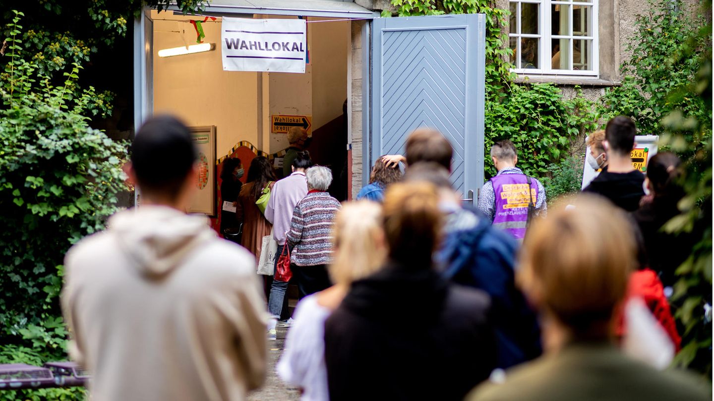 Berlin: Wählerinnen und Wähler warten im Stadtteil Prenzlauer Berg in einer langen Schlange vor einem Wahllokal