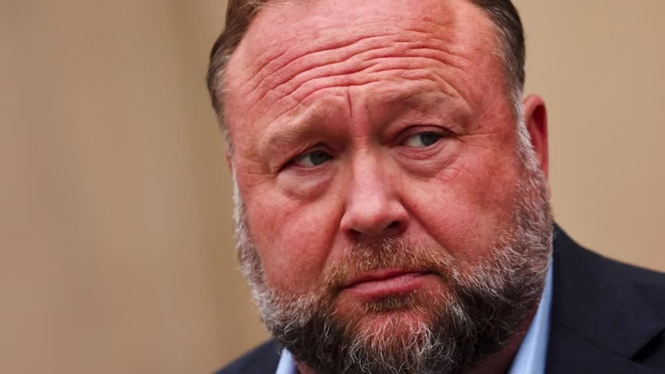 Video: Jones muss Hinterbliebenen weitere 473 Millionen Dollar zahlen