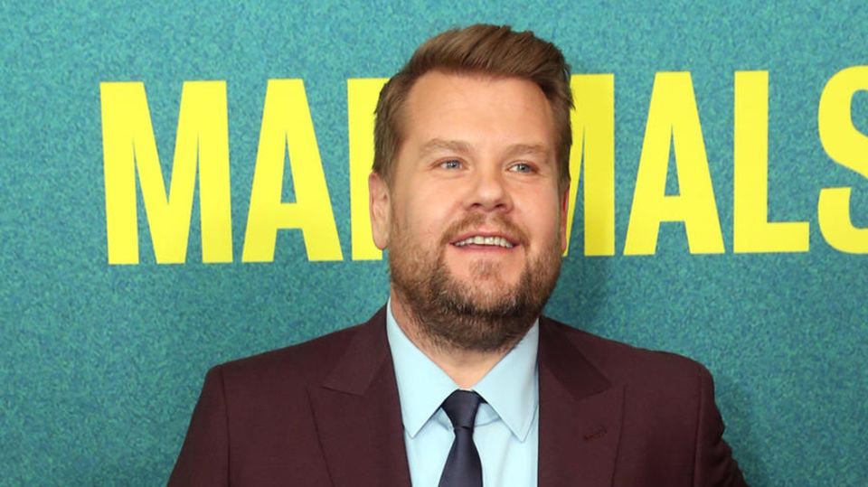 Late Night Talk Show James Corden steht vor einer Wand