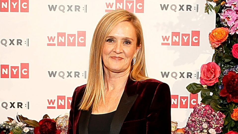 Late Night Talk Show Samantha Bee Samantha Bee, die bis im Sommer eine eigene Late Night Talk Show hatte, steht vor einer Wand mit Blumen