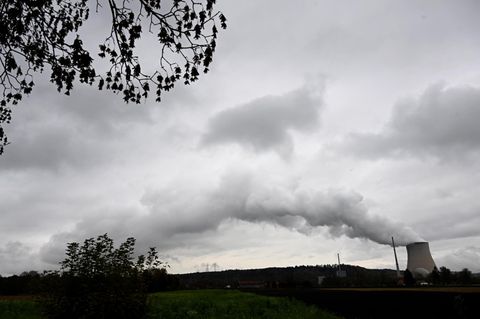 Wasserdampf steigt aus dem Kühlturm des Atomkraftwerks Isar 2 im Landkreis Landshut