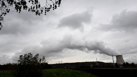 Wasserdampf steigt aus dem Kühlturm des Atomkraftwerks Isar 2 im Landkreis Landshut