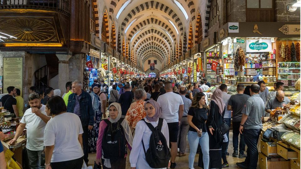 Passanten auf einem Bazar in Istanbul