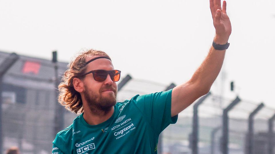 Sebastian Vettel winkt bei der Fahrerparade vor dem Rennen in Zandvoort im September