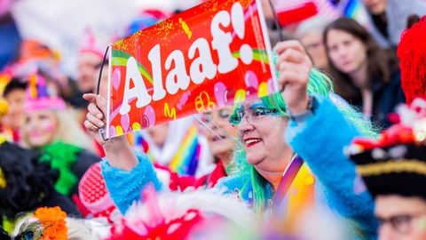 Jecken feiern den Auftakt des Karnevals in Köln auf dem Heumarkt