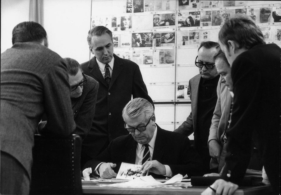 Ein persönlicher Abschied: Redaktion stern im alten Pressehaus im März 1968: Henri Nannen in der Mitte als Blattmacher, Links Wolf Schneider, rechts Rolf Gillhausen während der Produktion der Geschichte "Schlussbericht über den Tod des Stalin Sohnes Jakob Dschugaschwili Redaktion stern im alten Pressehaus im März 1968: Henri Nannen in der Mitte als Blattmacher, Links Wolf Schneider, rechts Rolf Gillhausen während der Produktion der Geschichte "Schlussbericht über den Tod des Stalin Sohnes Jakob Dschugaschwili