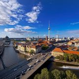 Platz 2: Berlin  In der Hauptstadt ist die Zahl der Schulabgänger ohne Abschluss erfreulich gesunken. Und der Anteil der hochqualifizierten Beschäftigten gestiegen. Äußerst schwach dagegen die Entwicklung bei den Gewerbezahlen, wo es in den vergangenen fünf Jahren mehr Ab- als Anmeldungen gab. Im Niveauranking kommt Berlin auf Platz 42 von 71.