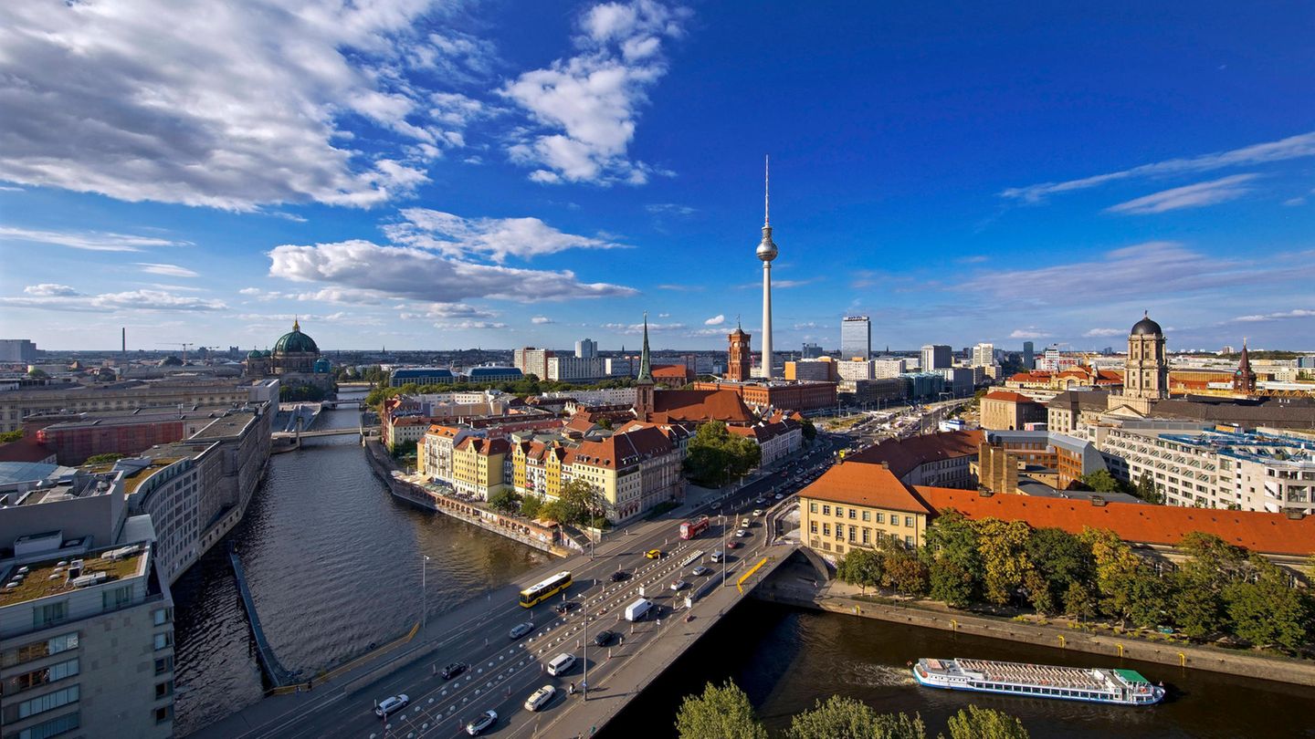 Platz 2: Berlin  In der Hauptstadt ist die Zahl der Schulabgänger ohne Abschluss erfreulich gesunken. Und der Anteil der hochqualifizierten Beschäftigten gestiegen. Äußerst schwach dagegen die Entwicklung bei den Gewerbezahlen, wo es in den vergangenen fünf Jahren mehr Ab- als Anmeldungen gab. Im Niveauranking kommt Berlin auf Platz 42 von 71.