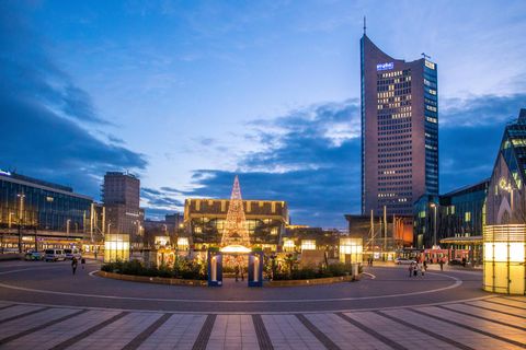 Platz 6: Leipzig  In Leipzig hat sich seit 2016 die Arbeitsmarktsituation stark verbessert, vor allem die Beschäftigungsquote Älterer. Auch die deutlich steigende Zahl an Einwohnern ist ein Zeichen zunehmender Attraktivität. Niveauranking: Platz 37.