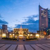 Platz 6: Leipzig  In Leipzig hat sich seit 2016 die Arbeitsmarktsituation stark verbessert, vor allem die Beschäftigungsquote Älterer. Auch die deutlich steigende Zahl an Einwohnern ist ein Zeichen zunehmender Attraktivität. Niveauranking: Platz 37.