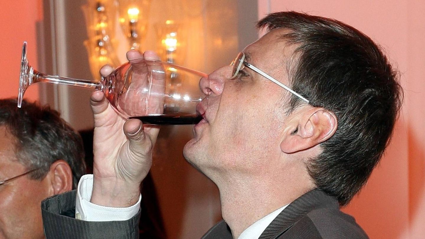 Günther Jauch trinkt ein Glas Wein