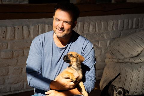Martin Rütter umgeben von Welpen