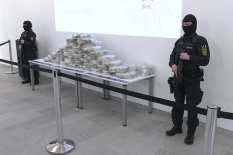Video: Ermittler sichern Rekordmenge "Crystal Meth"