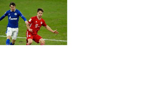 Ex-Schalke-Profi Benito Raman versucht Bayerns Joshua Kimmich unter Druck zu setzen