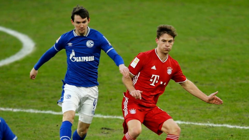 Ex-Schalke-Profi Benito Raman versucht Bayerns Joshua Kimmich unter Druck zu setzen