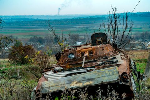 Ein zerstörter russischer Panzer steht am Rande von Iwaniwka in der Provinz Cherson