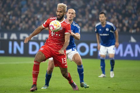 Bayerns Eric Maxim Choupo-Moting (vorne) und Henning Matriciani von Schalke kämpfen um den Ball