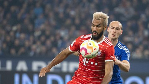 Bayerns Eric Maxim Choupo-Moting (vorne) und Henning Matriciani von Schalke kämpfen um den Ball