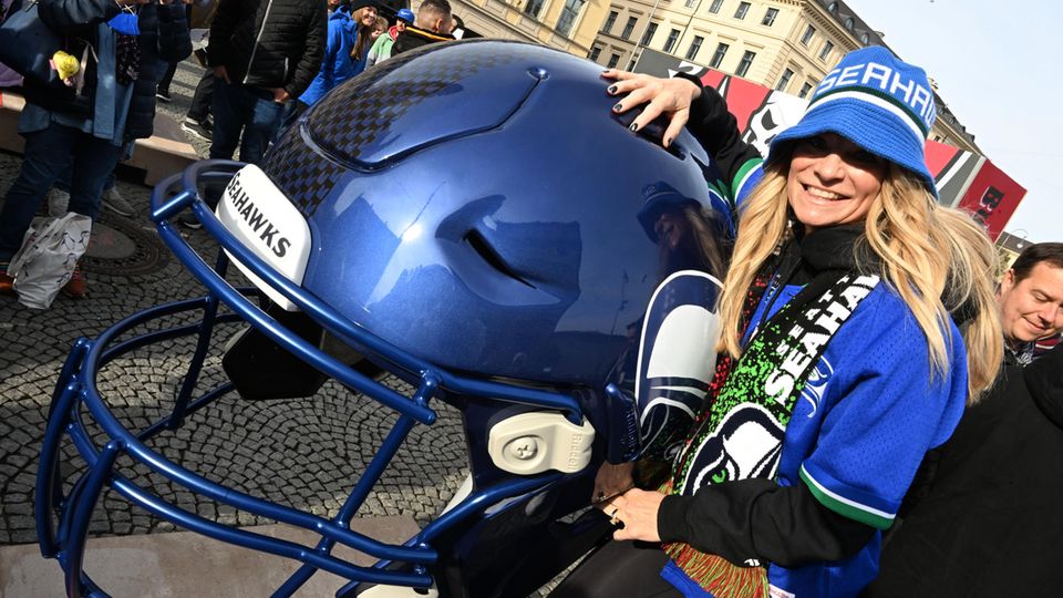 München: Modell eines American Football Helms. Zum ersten Mal findet ein Spiel der NFL in Deutschland statt.