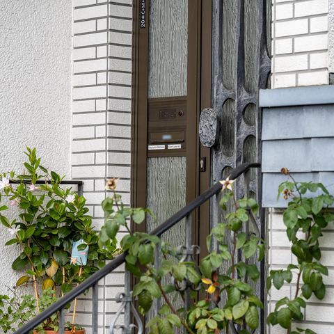 Die Tür des Hauses im sauerländischen Attendorn, in dem das Mädchen mutmaßlich versteckt worden war
