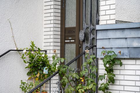 Die Tür des Hauses im sauerländischen Attendorn, in dem das Mädchen mutmaßlich versteckt worden war