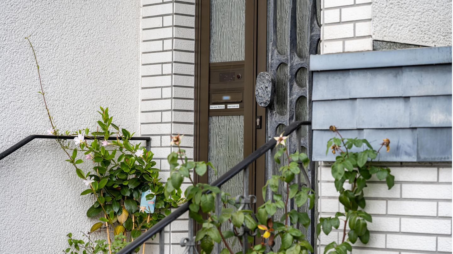 Die Tür des Hauses im sauerländischen Attendorn, in dem das Mädchen mutmaßlich versteckt worden war