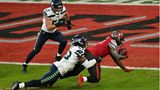Und dann ging es zur Sache: Mit aller Macht versucht die Defense der Seattle Seahawks, Leonard Fournette am Touchdown für die Tampa Bay Buccaneers zu hindern