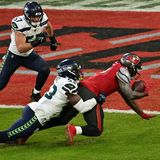 Und dann ging es zur Sache: Mit aller Macht versucht die Defense der Seattle Seahawks, Leonard Fournette am Touchdown für die Tampa Bay Buccaneers zu hindern
