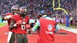 Julio Jones von den Tampa Bay Buccaneers jubelt nach seinem Touchdown vor einem Kameramann. Show gehört im US-Sport eben dazu und in der NFL besonders. Da ist dann die Live-Übertragung manchmal wichtiger als der Teamkollege, der mitjubeln will. Am Ende siegten die Buccaneers mit 21:16