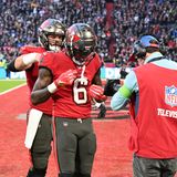 Julio Jones von den Tampa Bay Buccaneers jubelt nach seinem Touchdown vor einem Kameramann. Show gehört im US-Sport eben dazu und in der NFL besonders. Da ist dann die Live-Übertragung manchmal wichtiger als der Teamkollege, der mitjubeln will. Am Ende siegten die Buccaneers mit 21:16