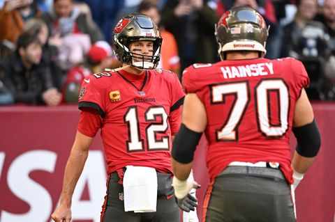 Qurterback und NFL-Legende Tom Brady (l.) führte seine Tampa Bay Buccaneers beim München-Spiel zum Sieg