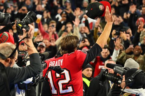 Ein Wink vom Superstar: Tom Brady verabschiedet sich nach dem ersten NFL-Spiel auf deutschem Boden von den Fans.