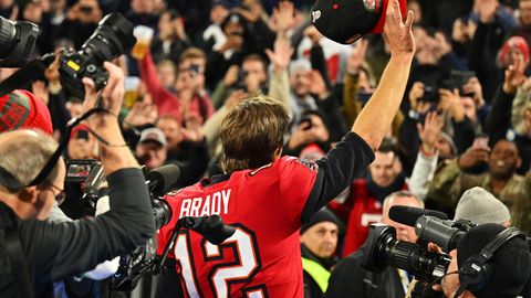 Ein Wink vom Superstar: Tom Brady verabschiedet sich nach dem ersten NFL-Spiel auf deutschem Boden von den Fans.