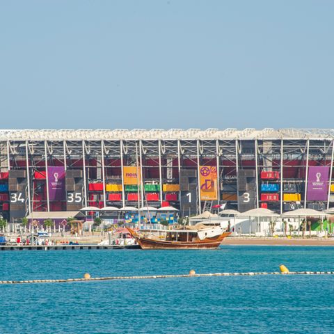Auch in diesem temporären Fußballstadion in Doha im Bezirk Ras Abu Aboud wird gespielt