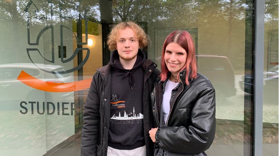 Studierende in Allermöhe Julius Rummel und Johanna Lahl vor ihrem Wohnheim