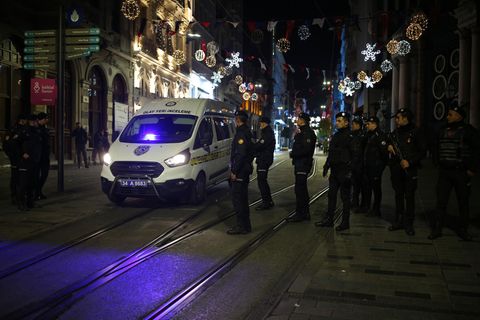 Sicherheitskräfte und ein Krankenwagen am Ort einer Explosion auf der beliebten Fußgängerzone Istiklal