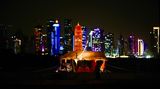 Doha, Katar. Die Wolkenkratzer der Hauptstadt leuchten nachts in den schönsten und buntesten Farben. Das nächtliche Funkeln aber nicht überdecken, wofür das Land seit Monaten in der Kritik steht: für die Menschenrechtsverletzungen im Zusammenhang mit der Fußball-WM 2022.