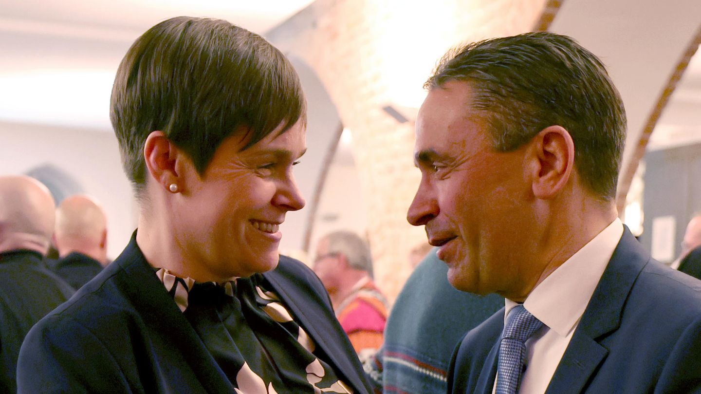 Eva-Maria Kröger und Michael Ebert geben sich nach der Oberbürgermeisterwahl im Rathaus von Rostock die Hand