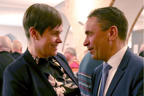 Eva-Maria Kröger und Michael Ebert geben sich nach der Oberbürgermeisterwahl im Rathaus von Rostock die Hand