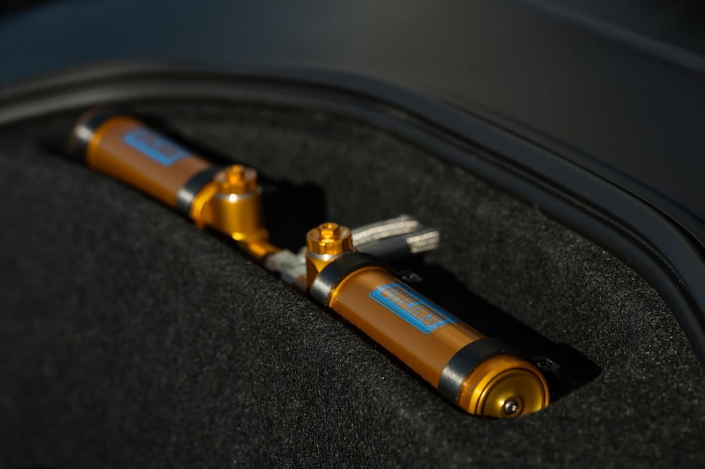 Im Frunk befinden sich die beiden Reservoire für das 
Öhlins-
Dämpfer-System